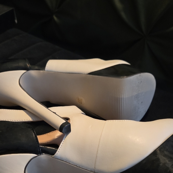 Sole Society Black and Cream Heels - Picture 4 of 7